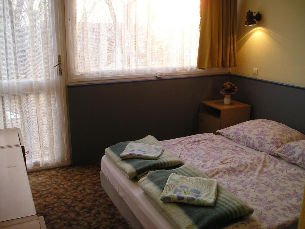 Rev Szallo Balaton Szantod Room photo